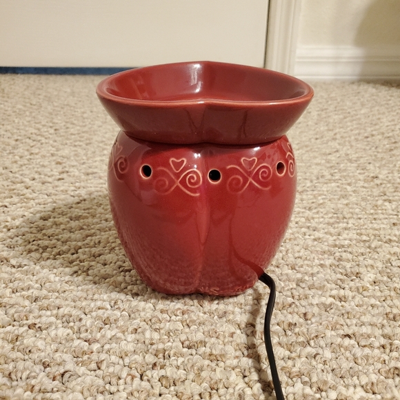 SCENTSY HUGS & KISSES Full Size Wax Warmer Valentines Red Heart Shaped RETIRED - Picture 6 of 6